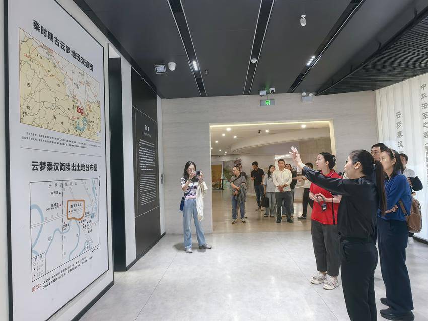 “文明中国”主题采访团在云梦县博物馆采访。（陈峥嵘 摄）