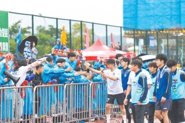仙桃球员与球迷互动。摄影 郑恒