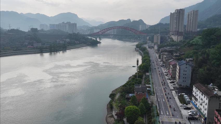 【图文】机车逐浪清江畔 土家欢歌迎客来.doc