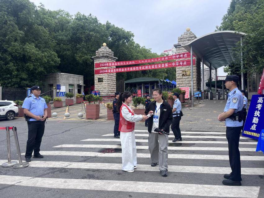 1.暖阳阳社区联合乐鱼网页版登录入口开展高考护考志愿服务.docx