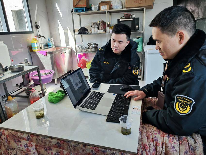 鹤峰县市场监管局为经营主体提供“上门办照”服务