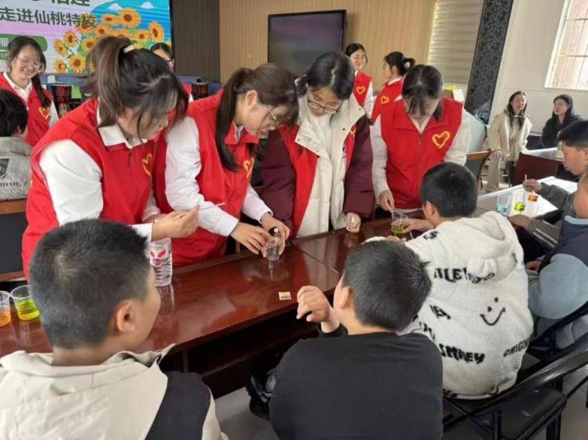 “小青桃” 志愿服务队走进仙桃特校.docx