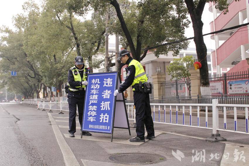 （交警提前摆放提示牌）