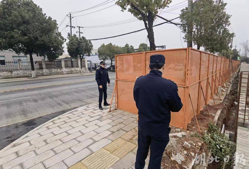 创新“共情管理”守护城市“动脉”长江新区城管局规范道路挖掘见实效.docx