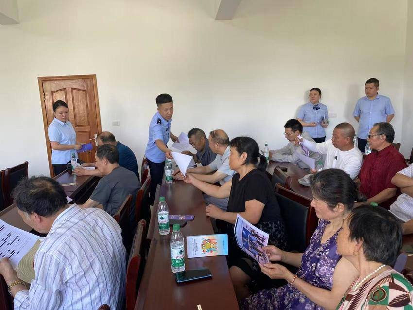 守护群众“养老钱”！三伏潭镇织密安全防护网.docx