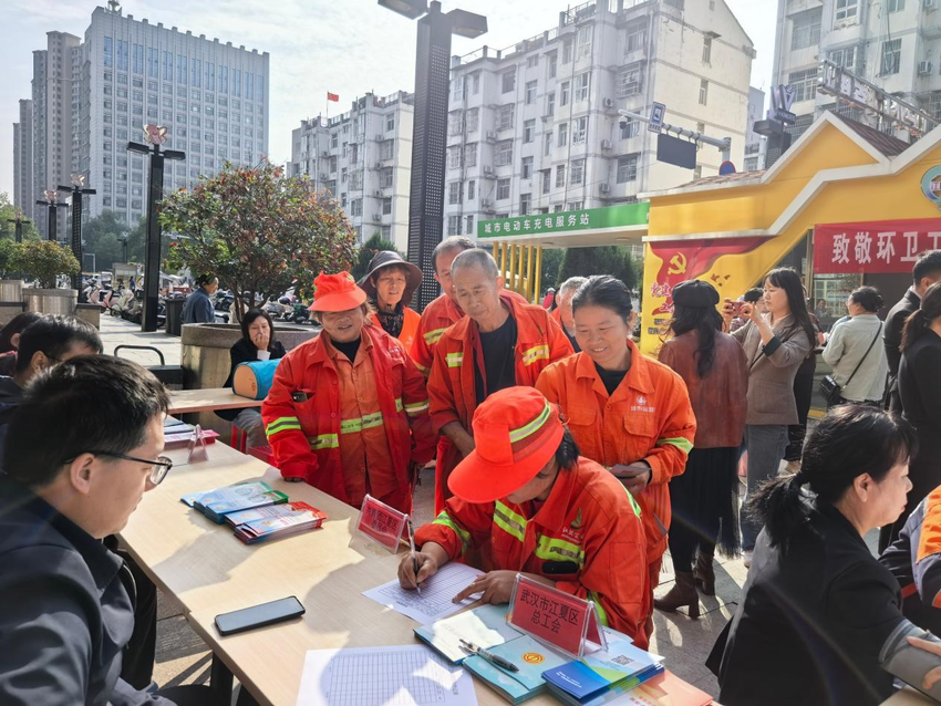 致敬一线环卫，共筑幸福邻里｜文苑社区开展环卫工人节主题关怀活动