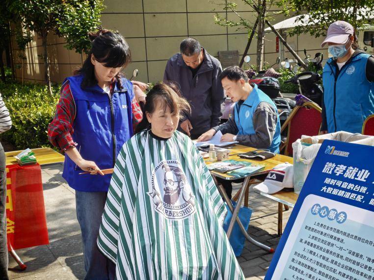 文艺汇演迎五一 文明服务暖民心.docx