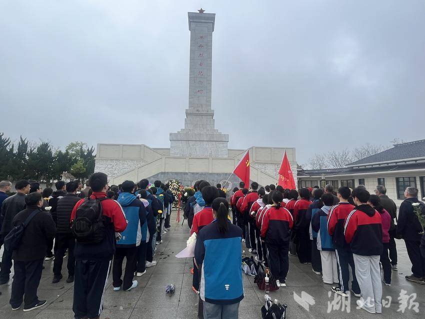 校社联动祭英烈 红色薪火共传承.doc