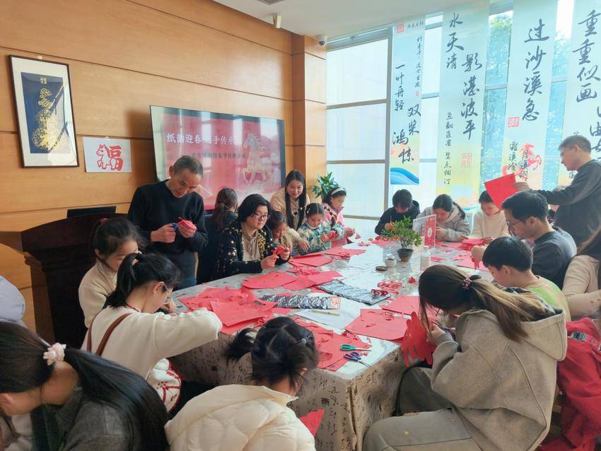   武当博物馆举办“纸韵迎春·巧手传承”马年春节剪纸活动(1).docx