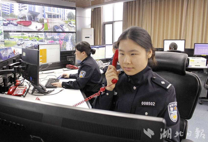 李越在接警岗位