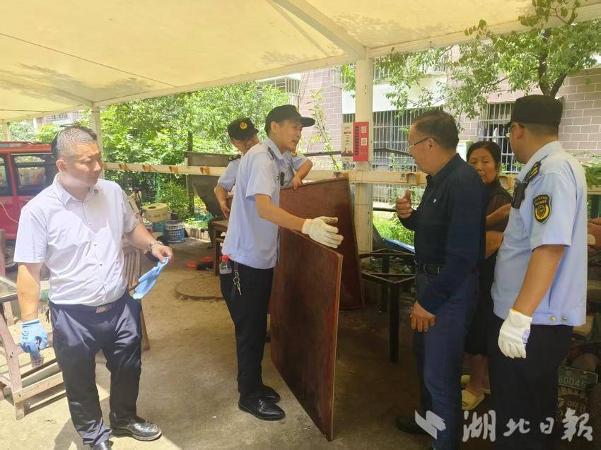葛店城管进社区   整治乱象护民生.doc