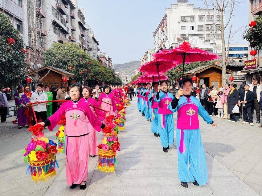 武当山举行元宵节庙会暨民俗巡街展演活动.docx