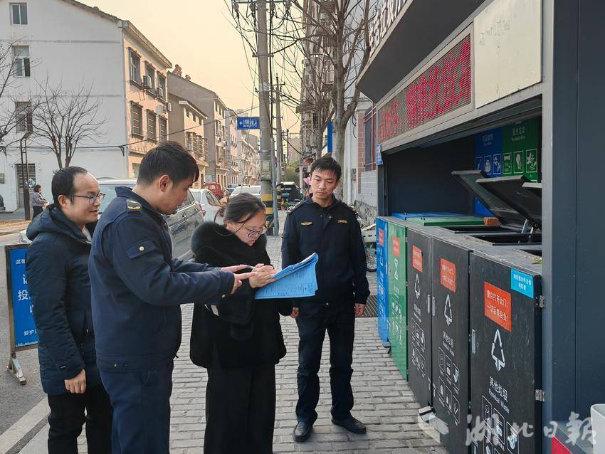 图为审计人员在现场核对垃圾分类设施使用情况