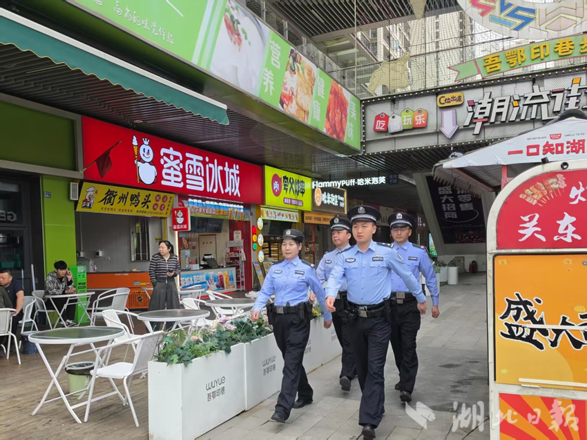 民辅警在吾悦广场巡逻