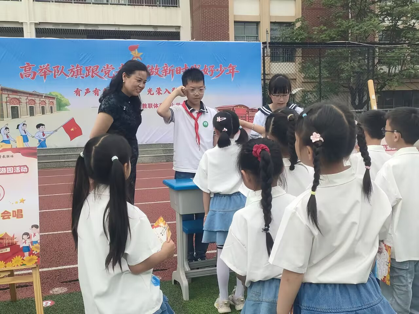 高举队旗跟党走 做新时代好少年.docx