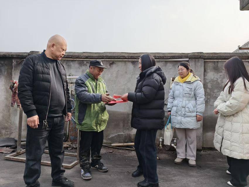 火灾无情毁家园 人间有爱暖人心.doc