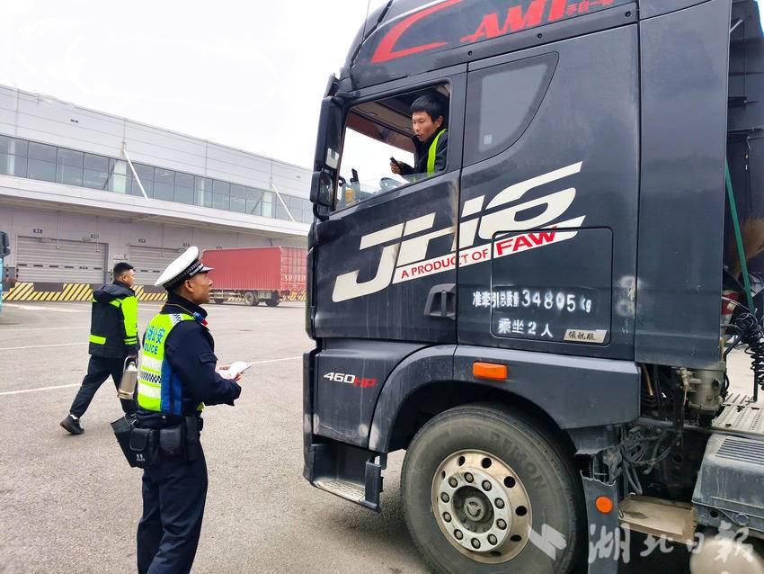 民警检查机场货运车辆