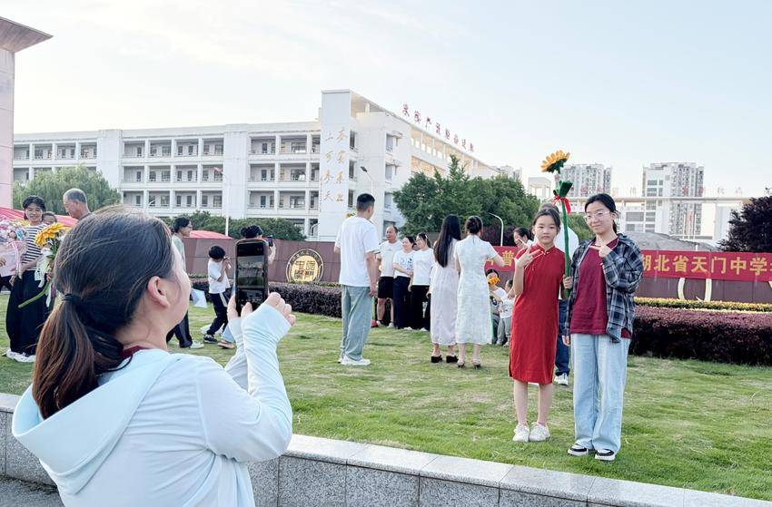 多图直击2026年天门高考暖心瞬间.docx