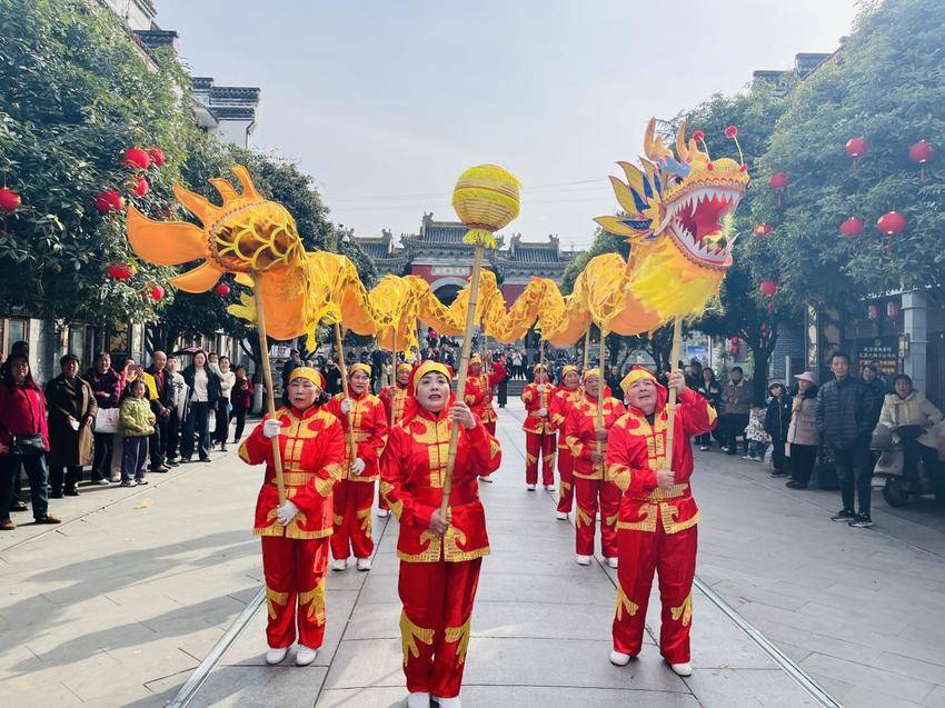 武当山举行元宵节庙会暨民俗巡街展演活动.docx