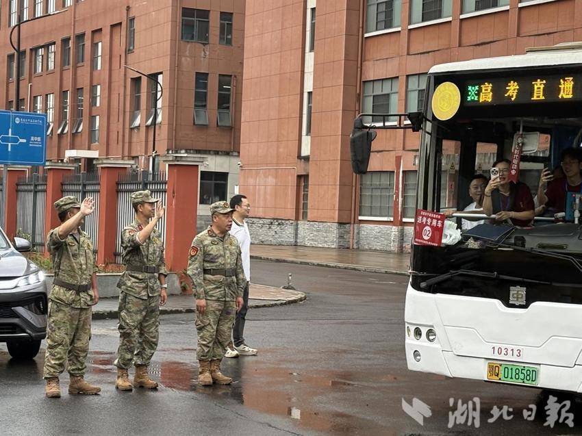 恩施市何功伟民兵连：高考首日，恩施“迷彩守护”上线！.docx