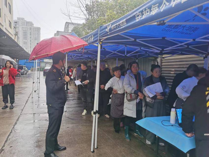 便民服务进商户 健康办证零距离.docx