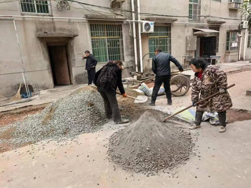 践行“枫桥经验”—大冶罗家桥街道：一条排水沟引八户邻里失和，多方联动化解十五年纠纷.docx