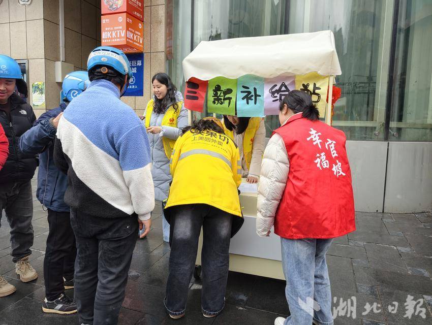 暖心服务聚“新”力文明共建促和谐——官坡社区开展关爱新就业群体志愿服务活动.doc