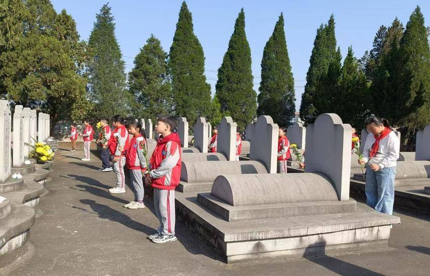 武当山特区各学校开展“清明祭英烈”活动.docx