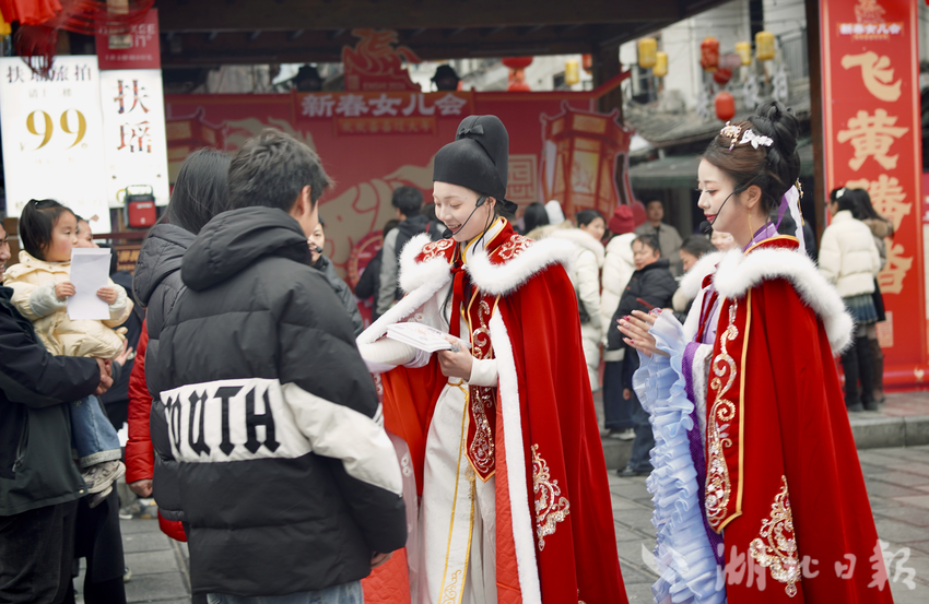 男女搭子共同游玩“你做我学”游戏