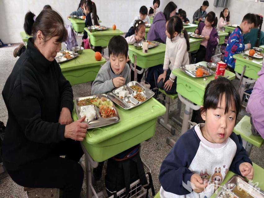 家校同心，共筑舌尖安全防线—— 杨叶镇团山小学食堂开放日圆满举行.docx