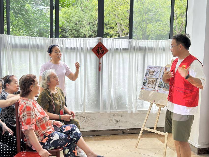 (0703汉兴街道江汉里社区)巧匠共商运营计 老街阵地焕新颜 江汉里社志融合推进焕新工坊长效落地.doc (0703汉兴街道江汉里社区)巧匠共商运营计 老街阵地焕新颜 江汉里社志融合推进焕新工坊长效落地.doc