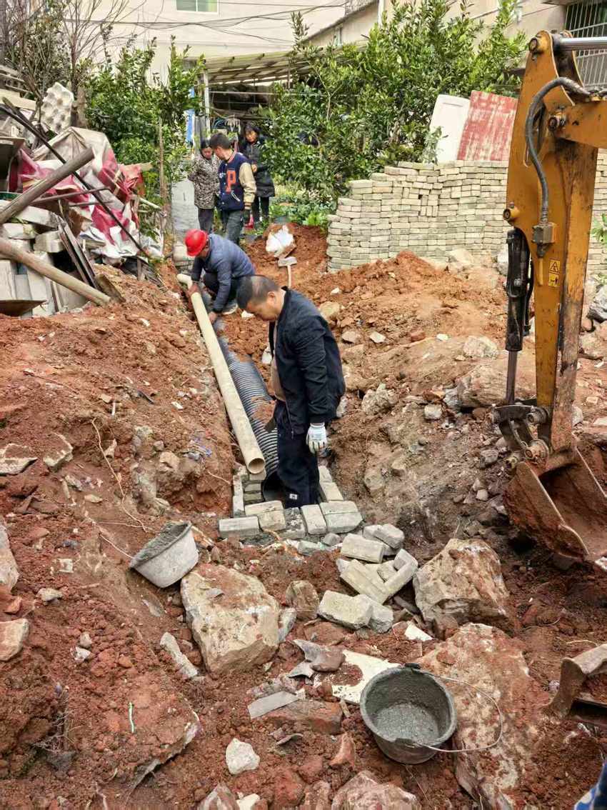 践行“枫桥经验”—大冶罗家桥街道：一条排水沟引八户邻里失和，多方联动化解十五年纠纷.docx
