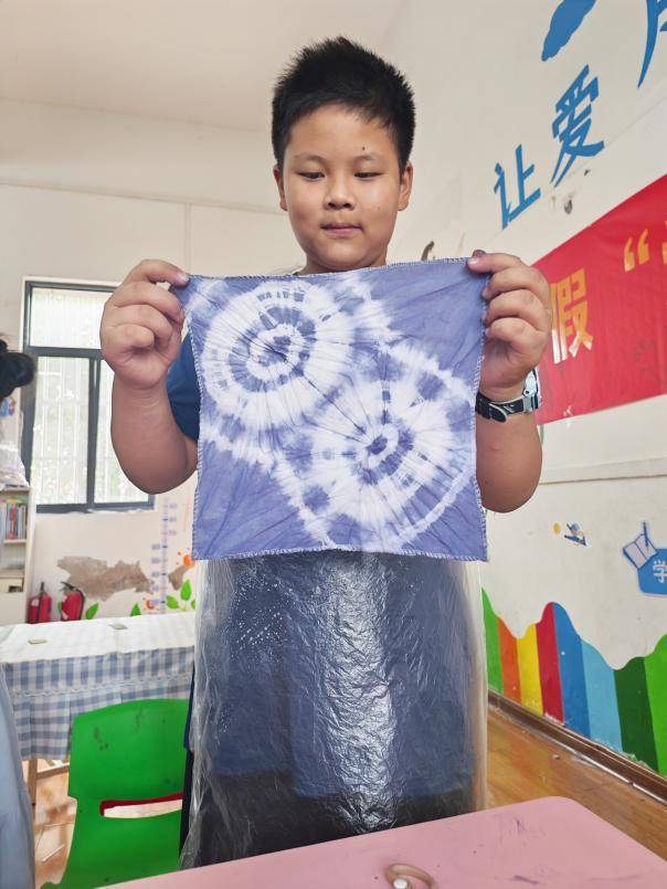 一块白布、一抹蓝色染出夏日“童趣”——武汉纺织大学“衣路同行”支教队在朋兴乡爱心托管班开启美育之旅.docx