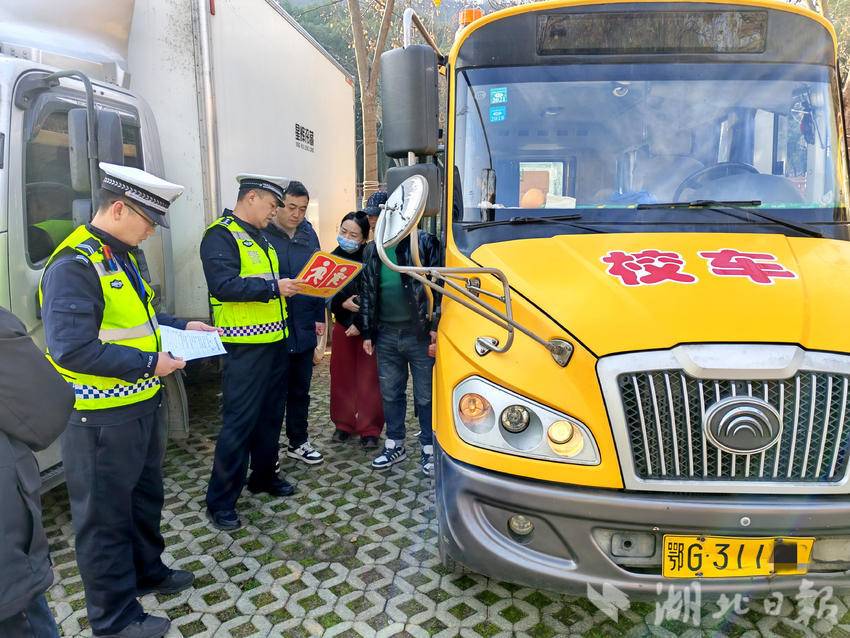 （民警检查校园安全）