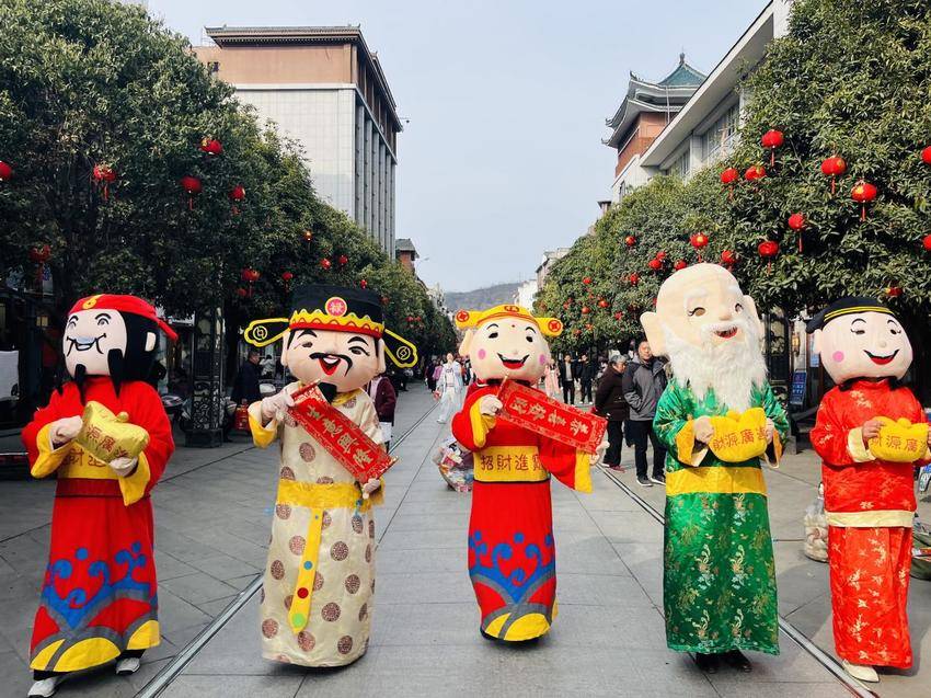 武当山举行元宵节庙会暨民俗巡街展演活动.docx