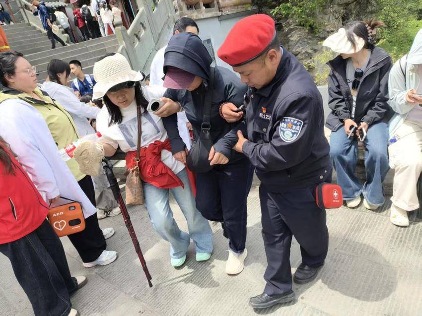武当山“小红帽”志愿服务暖心守护游客出行.docx
