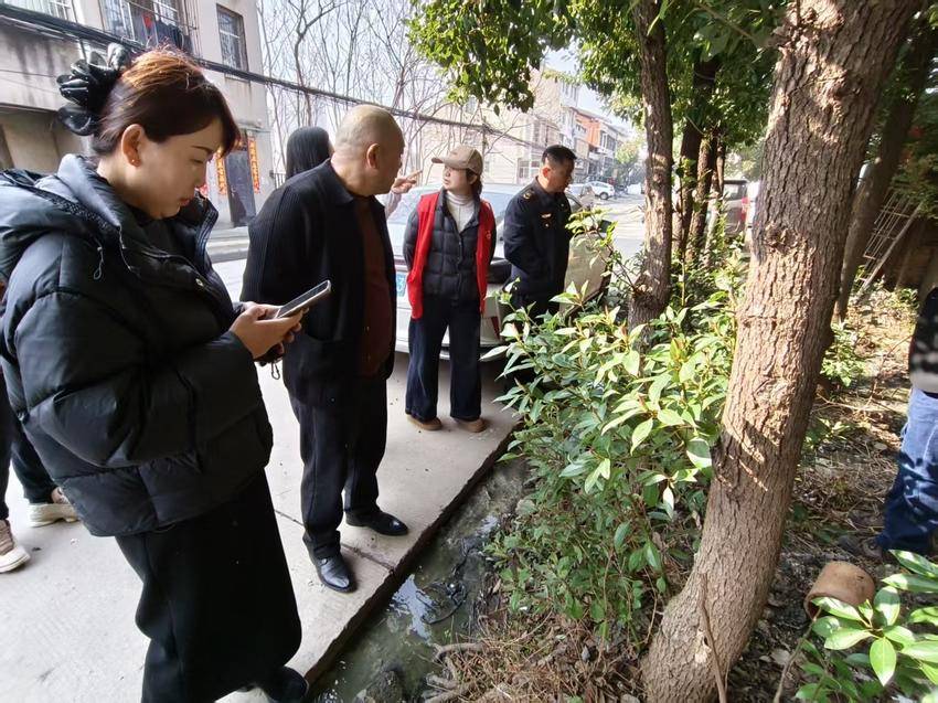 小区门口污水横流惹人心烦，城管进社区还小区洁净