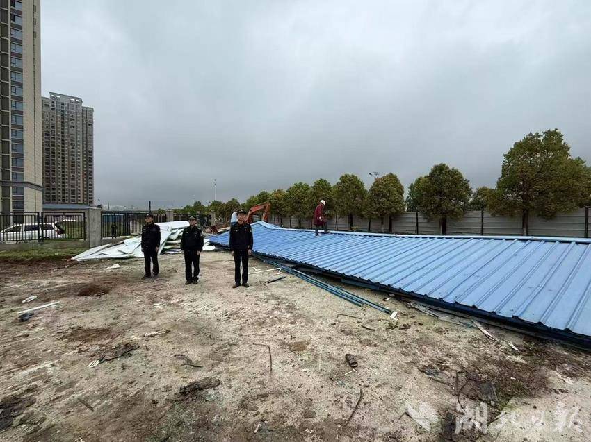 拆违除“乱点”长江新区“城管进社区”让胜美大街焕新颜(2).docx