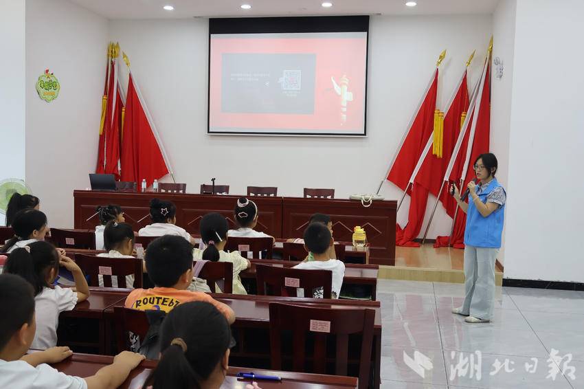 红旗伴红歌,这堂下乡红色课藏着满满爱国心意.docx
