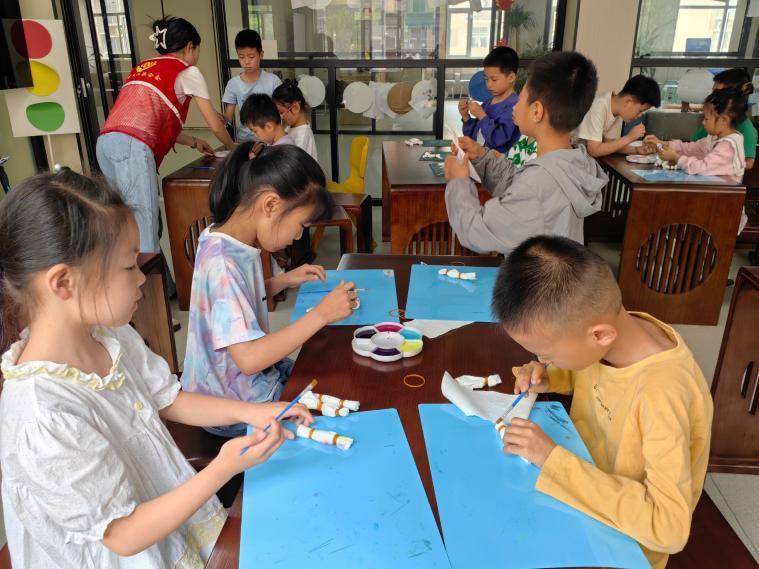 双桥社区儿童服务站：千年扎染技艺“活”在孩子手里（图文）.docx