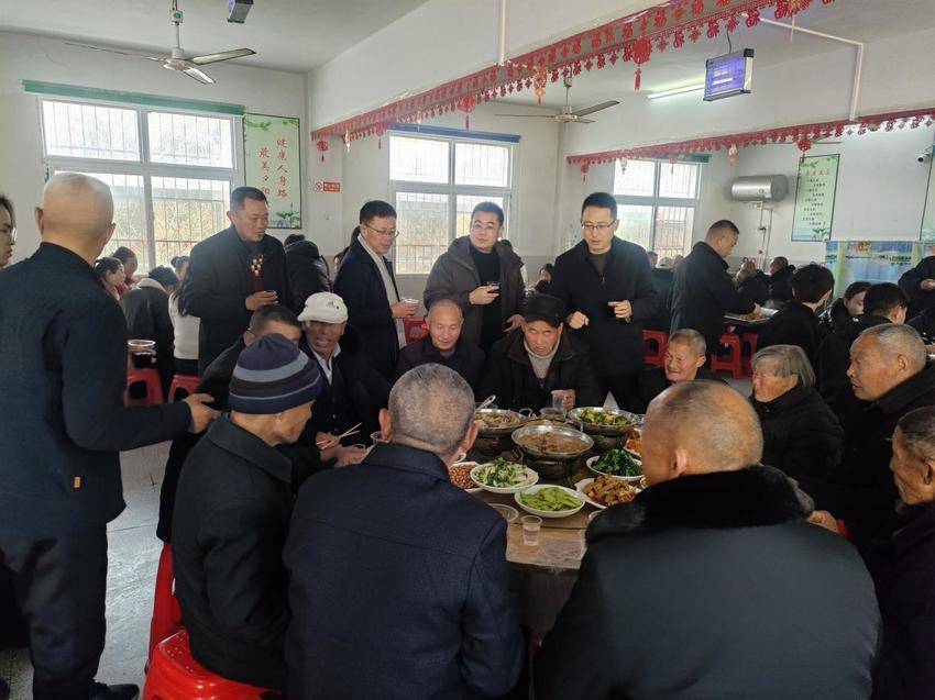 管委会、长岗镇领导与福利院老人共迎新春佳节(1).docx