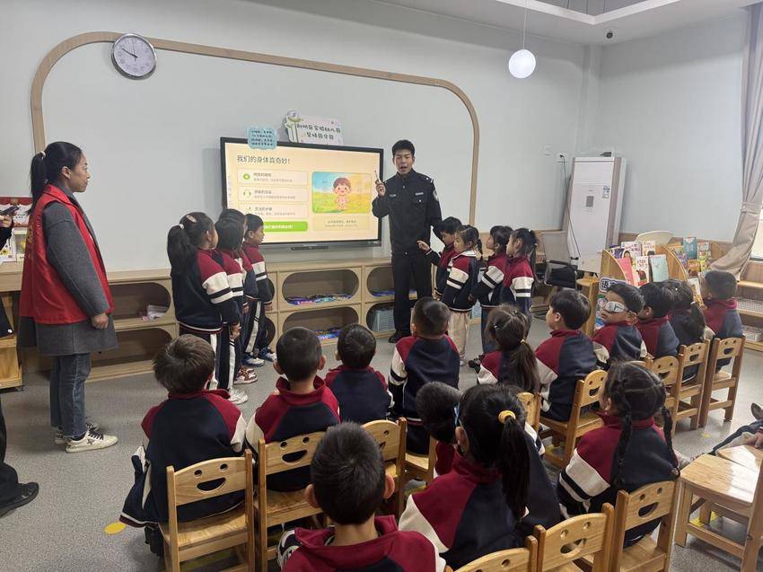 “警”握小手伴成长 安全种子种心田——茶庵寺社区联合民警开展幼儿安全教育实践活动.docx