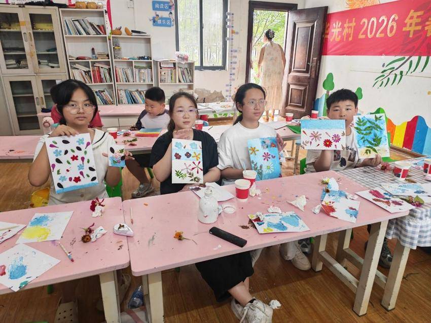 当狗尾巴草“长”在画纸上：28个乡村孩子的暑假，被这群大学生染上了青草的香味.docx