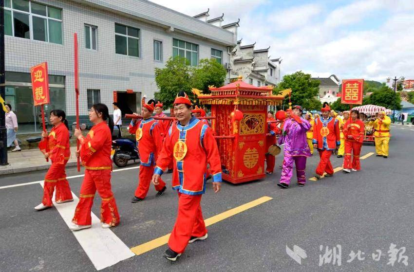 121“520”甜度拉满！竹山县“520”集体婚礼点亮婚旅融合新风尚.doc