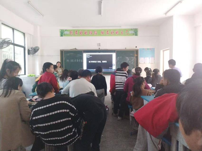 家校同心筑防线，平安护航度五一.docx