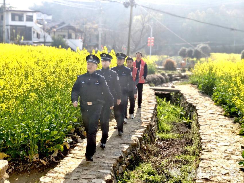 （民警联合义警在田间地头巡逻）