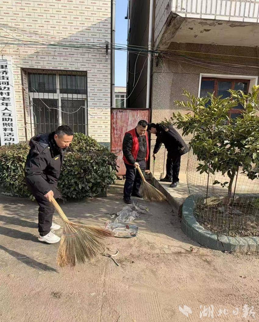 扮靓市容迎新春 洁净村湾暖归途.docx