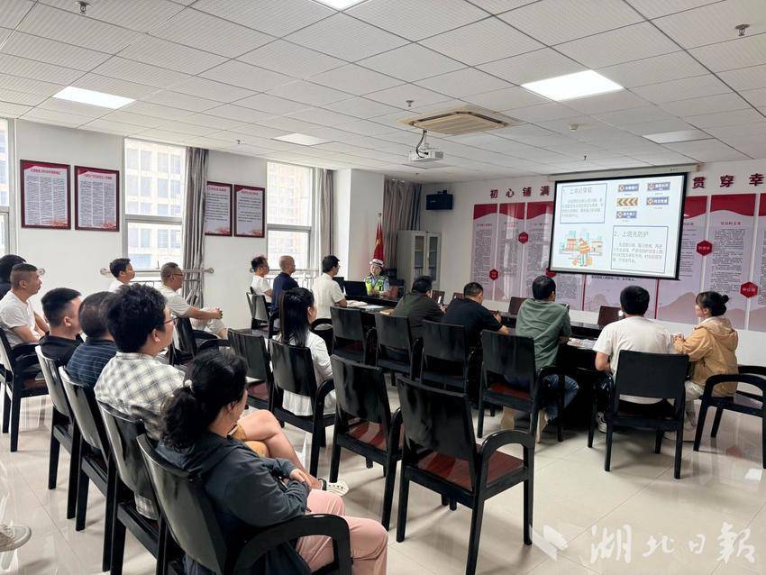 临空大队深入鄂州市路桥工程有限公司开展“警企同心筑防线 安全施工畅坦途”涉路企业交通安全主题宣传活动.docx