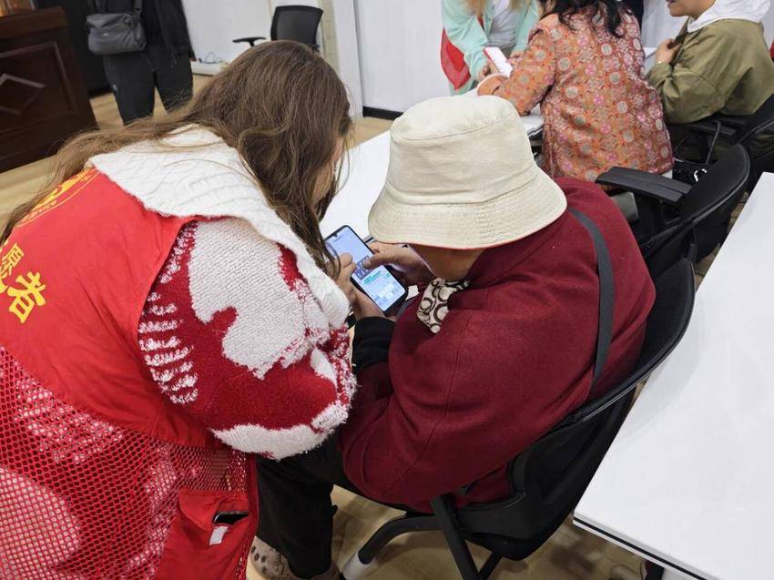 闸口社区:青春助老进家门 便民服务暖夕阳.docx