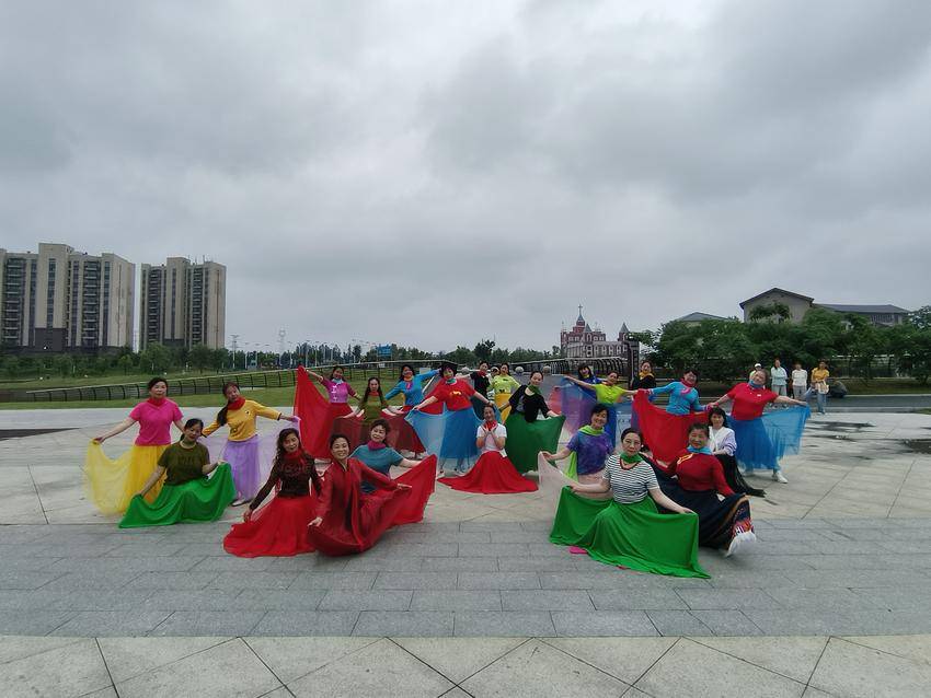澴水含风舞翩跹  银发逐韵悦芳华——孝南区老年大学户外舞蹈教学受欢迎 通讯员 丁中秋     5月19日清晨7时，孝感市(1).docx